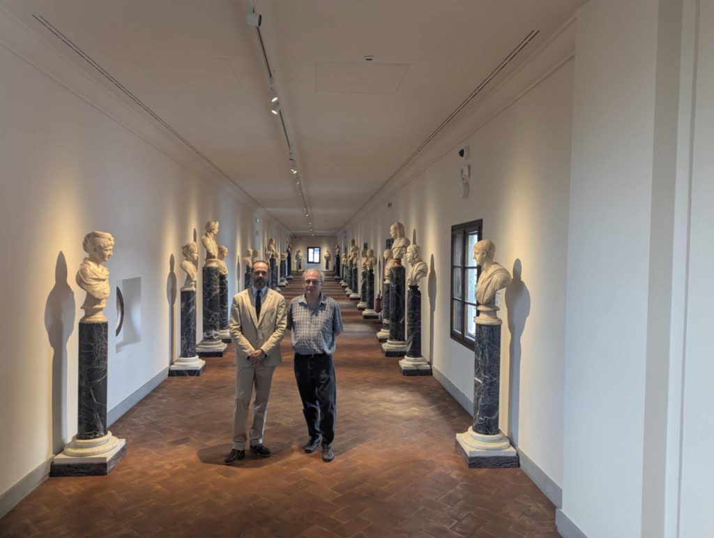 Il Direttore delle Gallerie degli Uffizi, Simone Verde, curatore delle Antichità classiche del museo, Fabrizio Paolucci