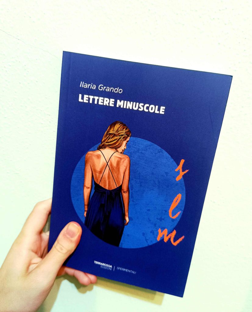 la copertina del romanzo Lettere minuscole, di Ilaria Grando, pubblicato da TerraRossa Edizioni (2025). Foto di Ilaria Parlanti