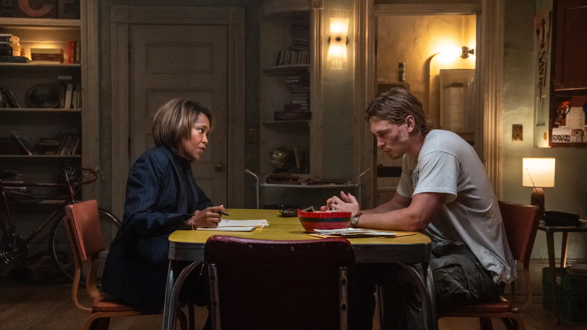 una scena dal film Una scomoda circostanza – Caught Stealing, regia di Darren Aronofsky