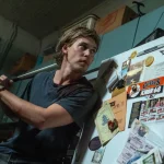 una scena dal film Una scomoda circostanza – Caught Stealing, regia di Darren Aronofsky