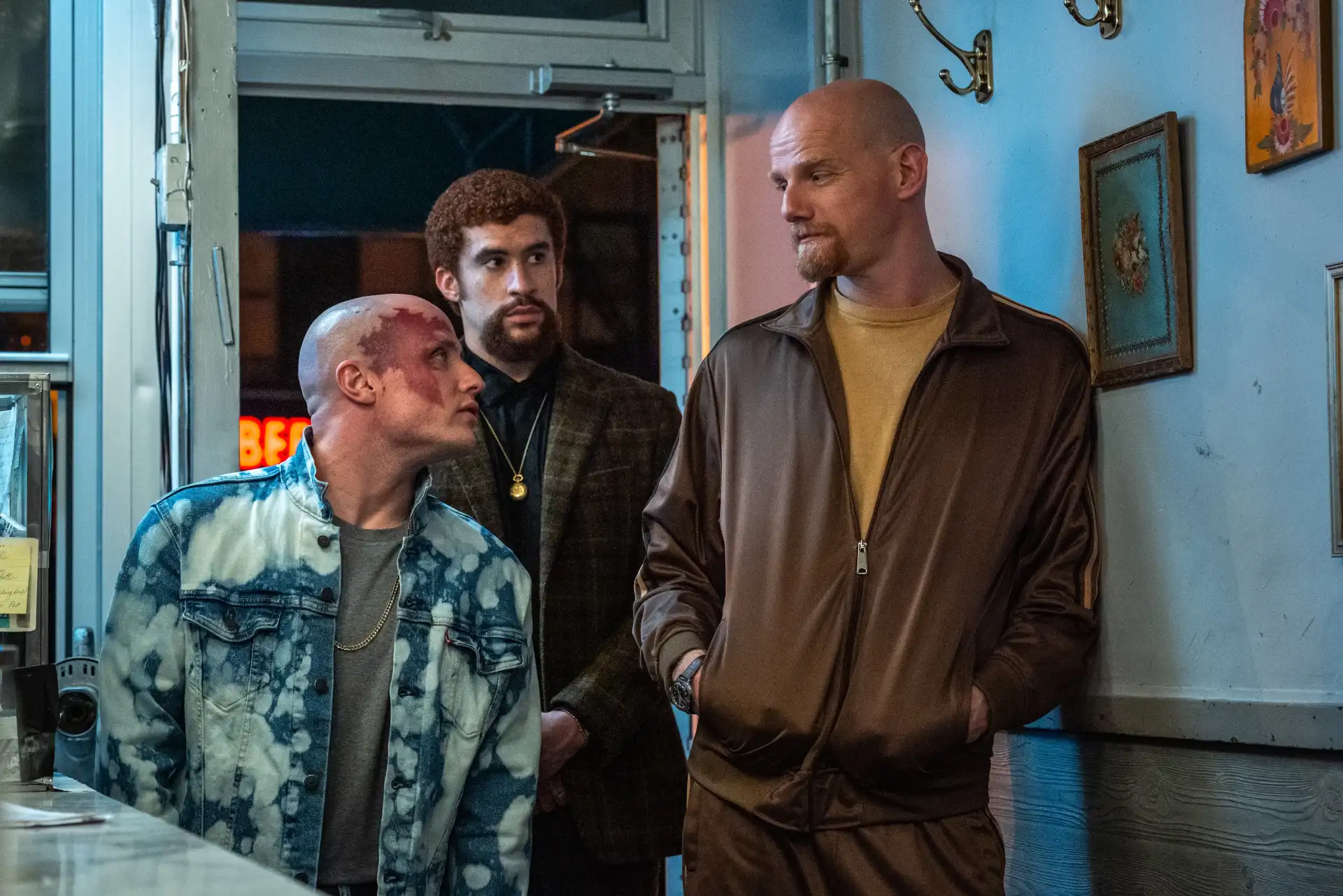 una scena dal film Una scomoda circostanza – Caught Stealing, regia di Darren Aronofsky