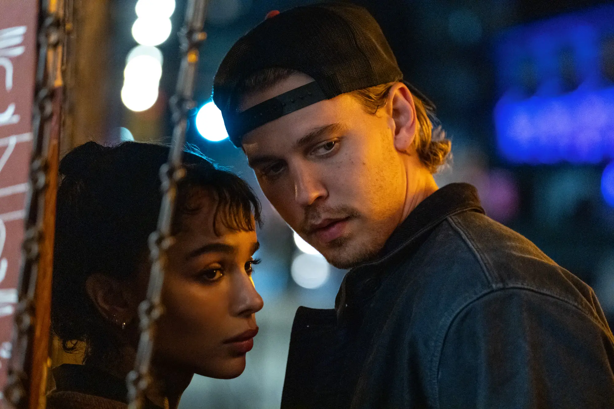una scena dal film Una scomoda circostanza – Caught Stealing, regia di Darren Aronofsky