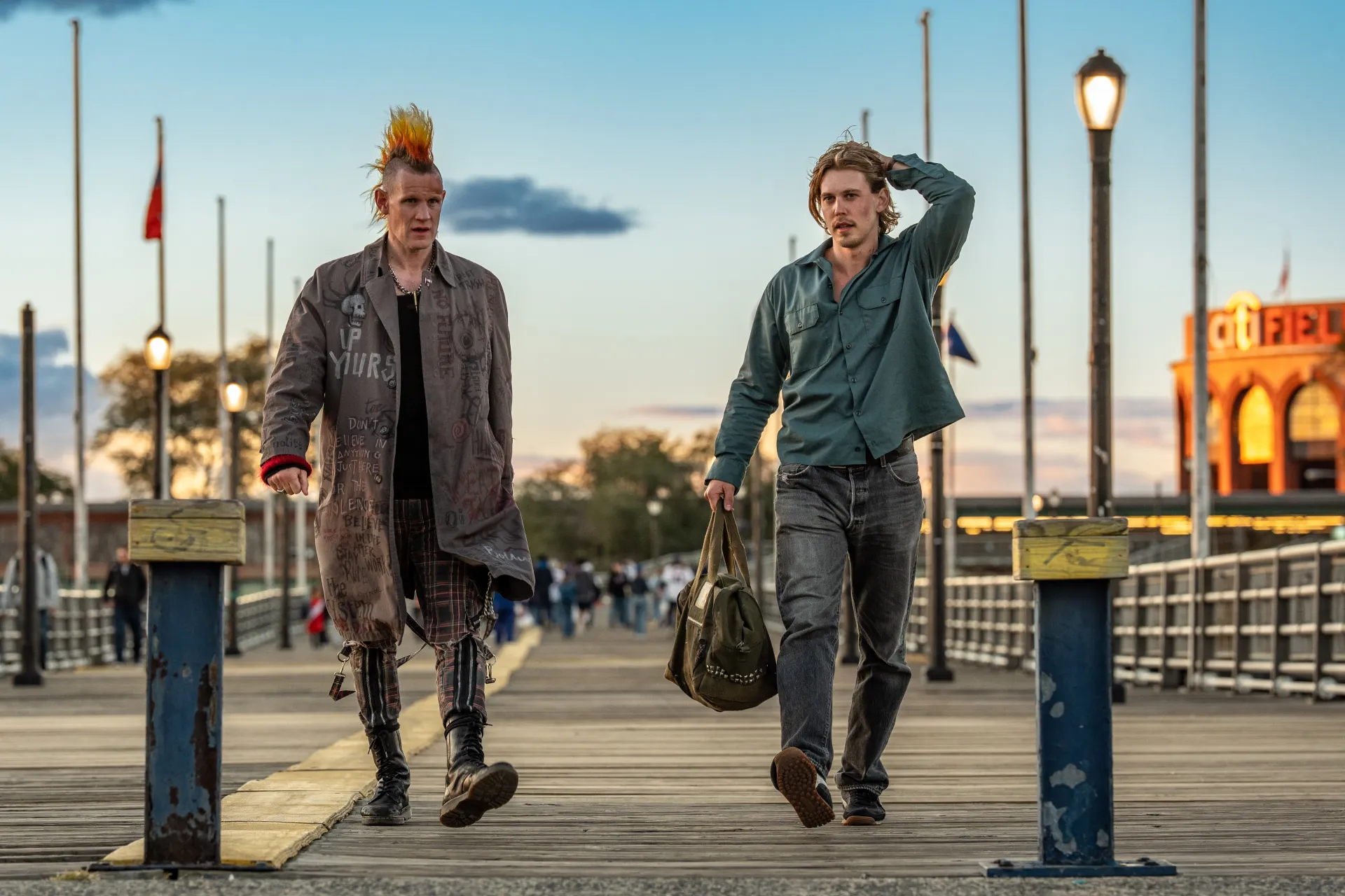 una scena dal film Una scomoda circostanza – Caught Stealing, regia di Darren Aronofsky