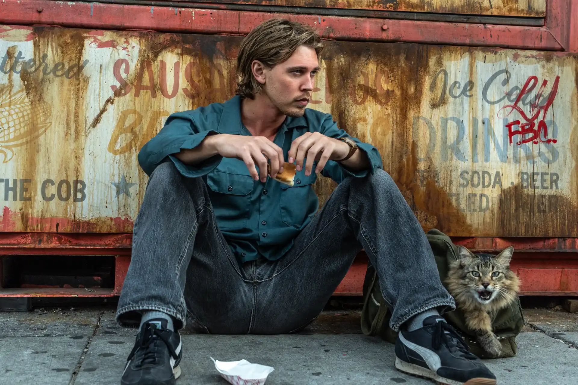 una scena dal film Una scomoda circostanza – Caught Stealing, regia di Darren Aronofsky
