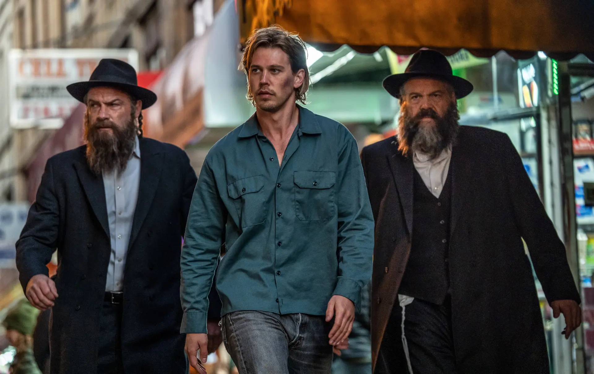 una scena dal film Una scomoda circostanza – Caught Stealing, regia di Darren Aronofsky