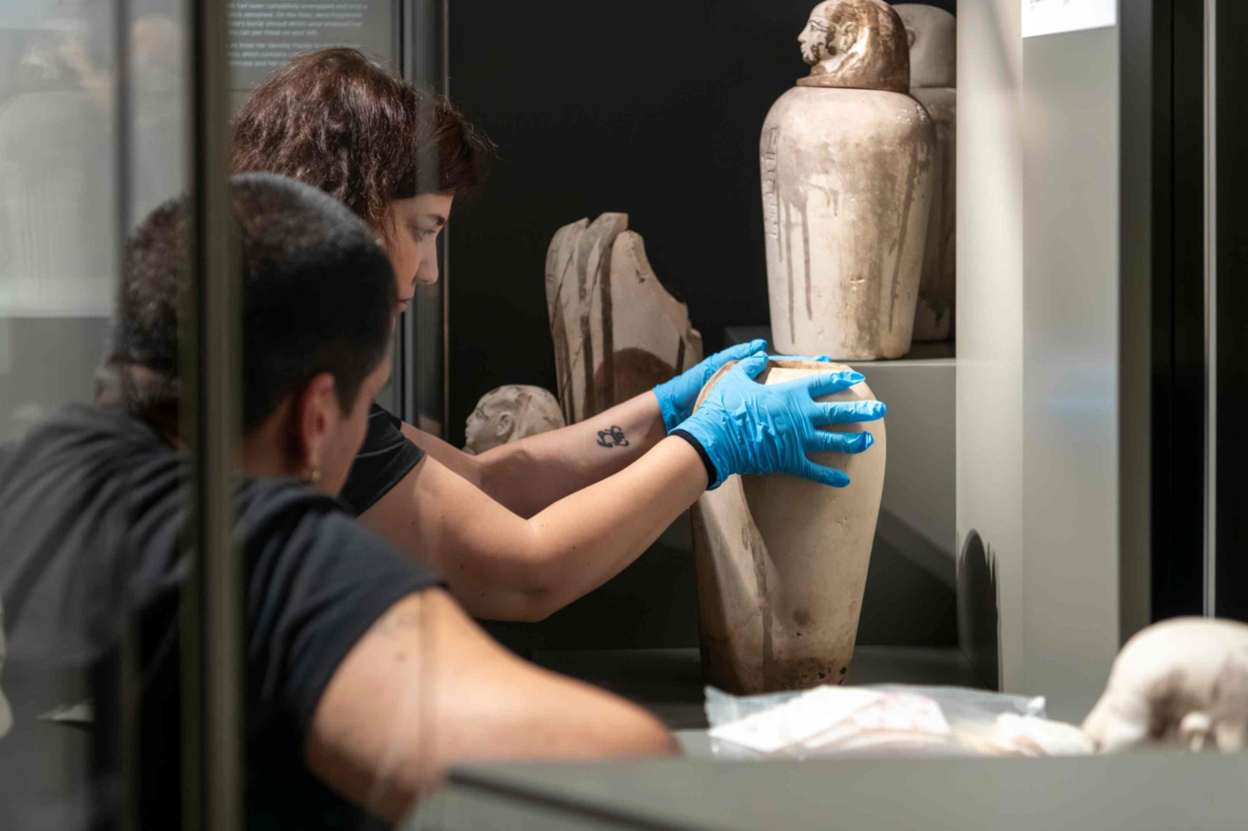 restauri dei reperti relativi alla sala della Principessa Ahmose