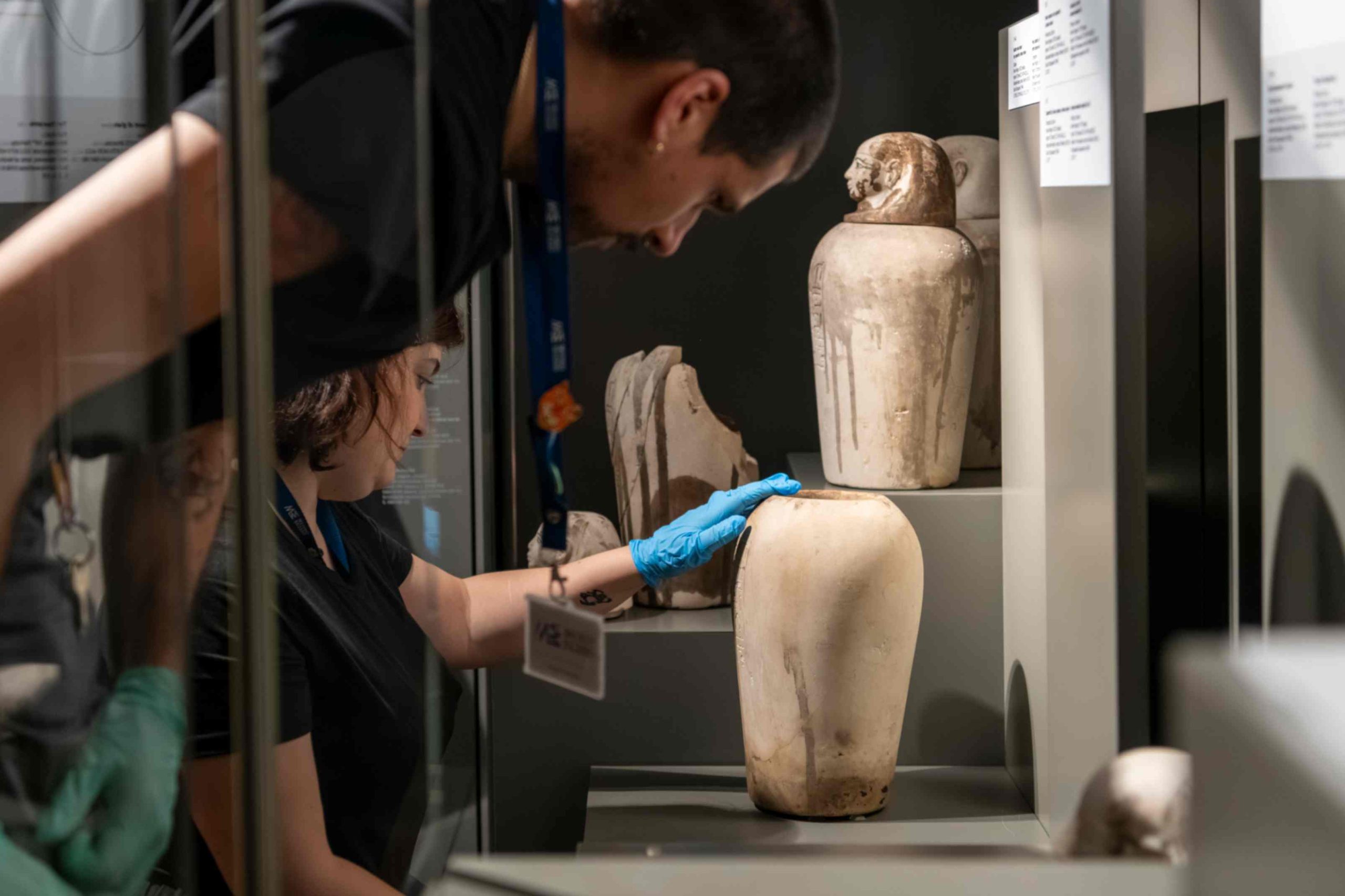restauri dei reperti relativi alla sala della Principessa Ahmose