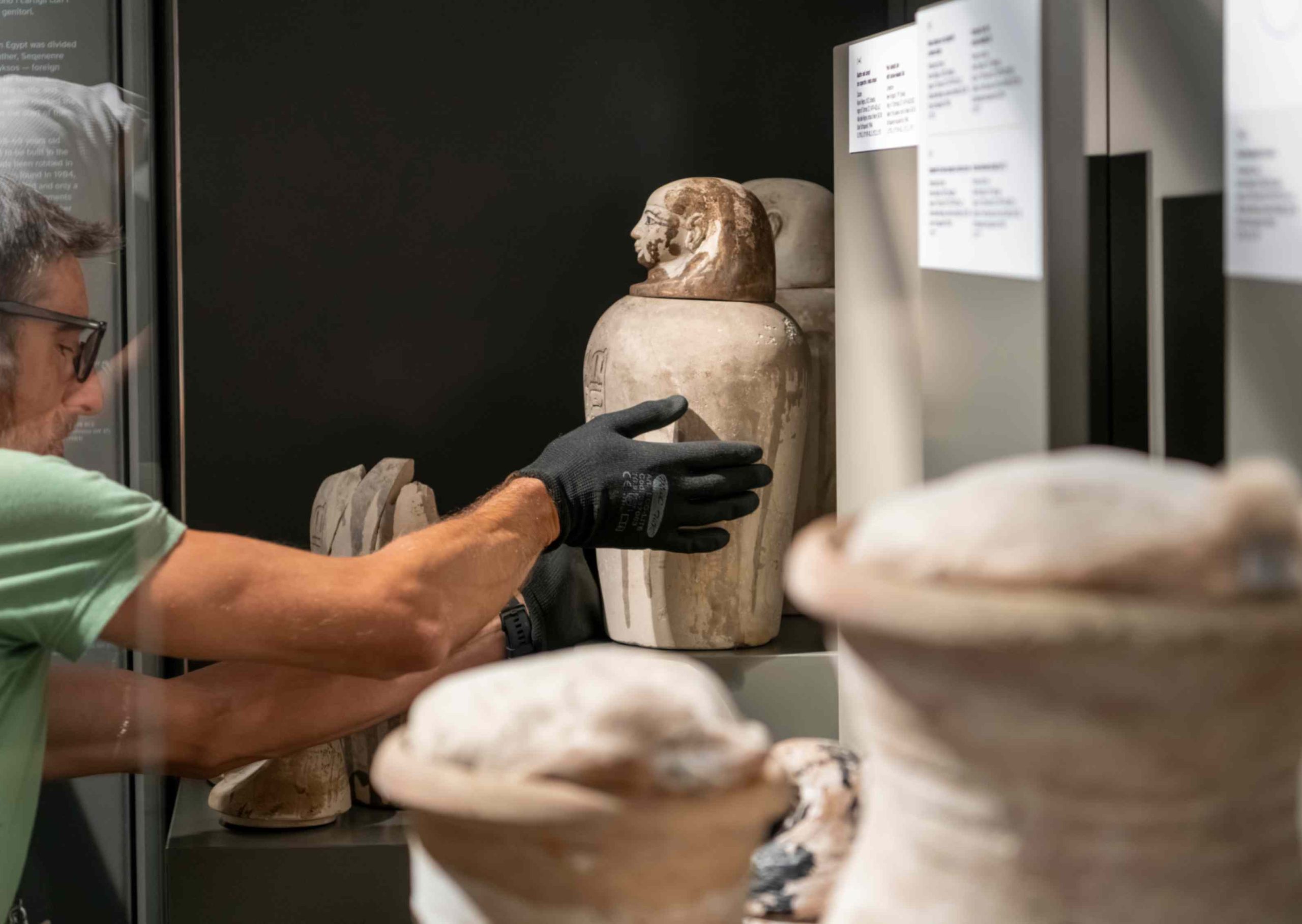 restauri dei reperti relativi alla sala della Principessa Ahmose