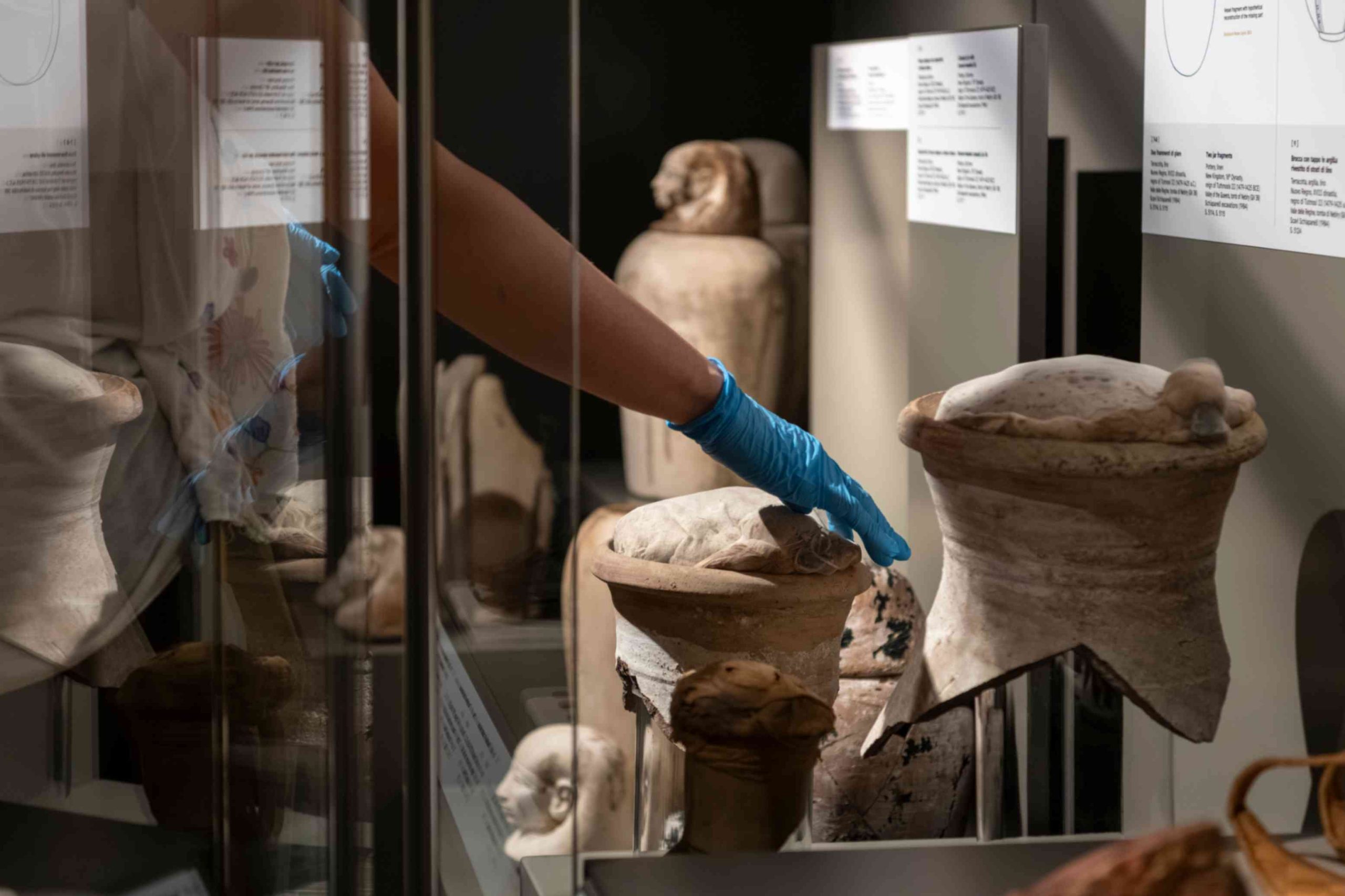 restauri dei reperti relativi alla sala della Principessa Ahmose