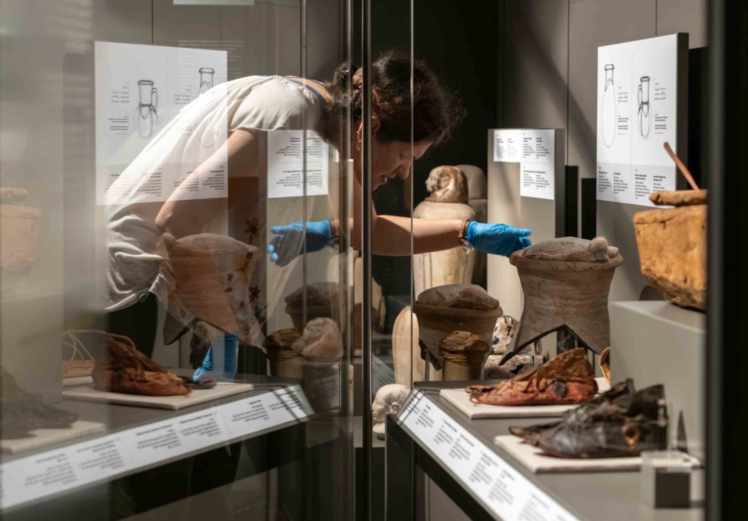 restauri dei reperti relativi alla sala della Principessa Ahmose