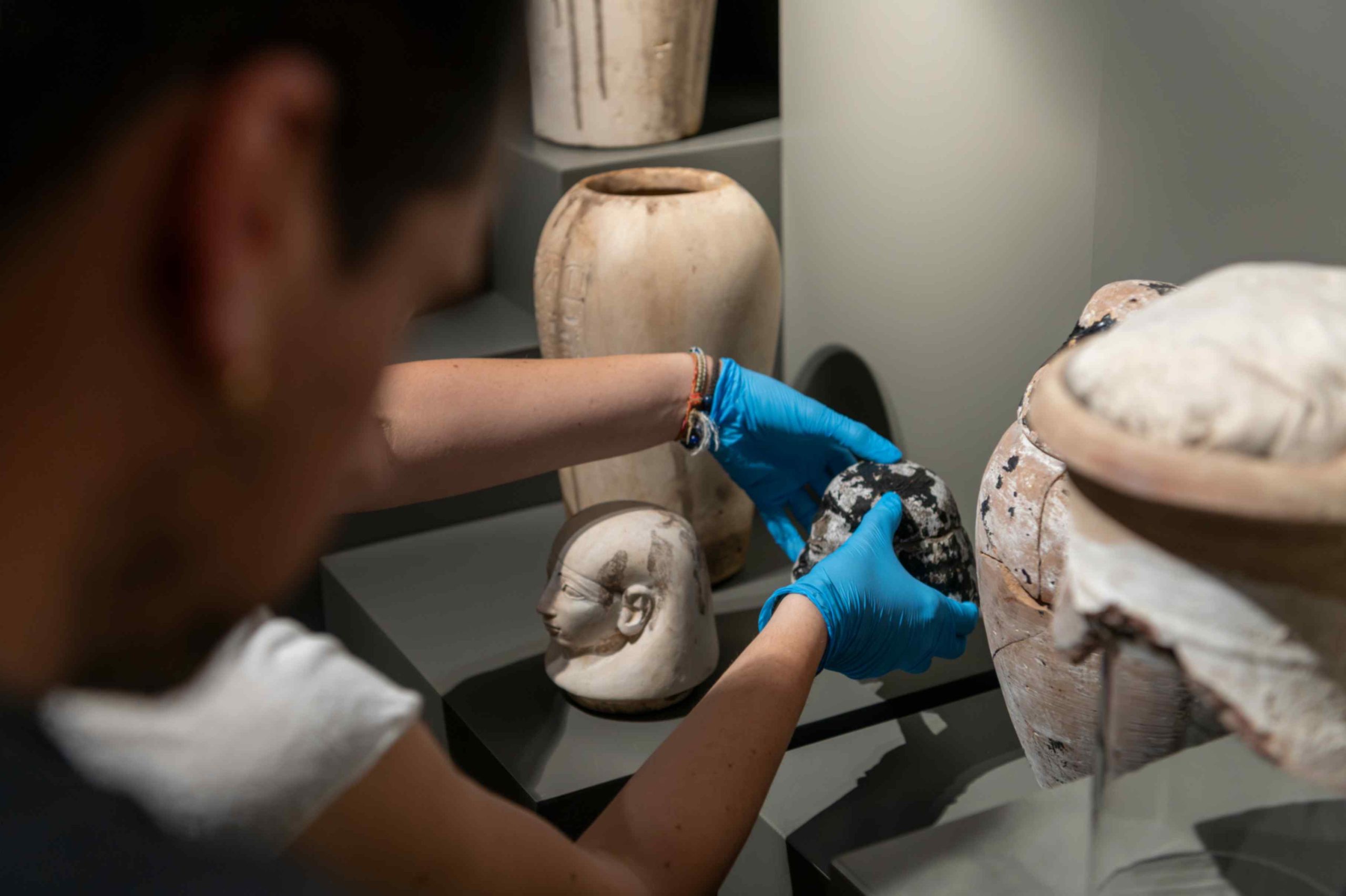 restauri dei reperti relativi alla sala della Principessa Ahmose