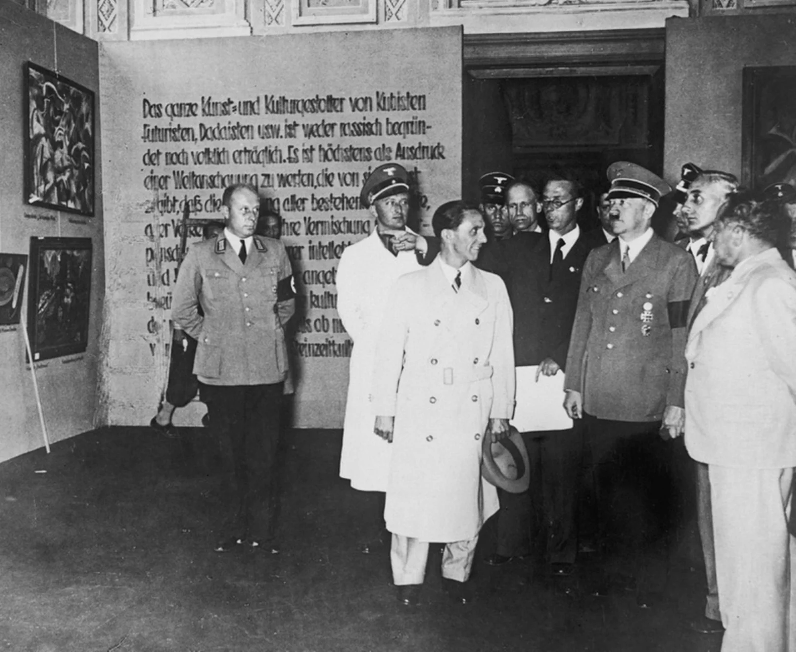 Goebbles e Hitler visitano la Mostra Entartete Kunst