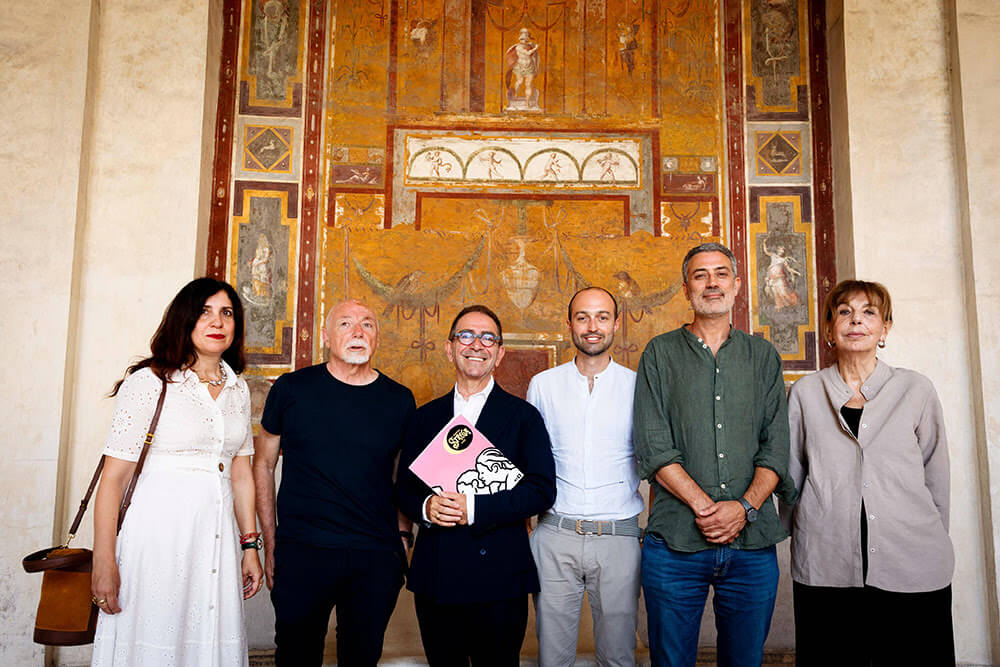 I cinque finalisti della LXXIX Edizione del Premio Strega 2025, al centro, terzo da sinistra, Pino Strabioli. Crediti per la foto: MUSA