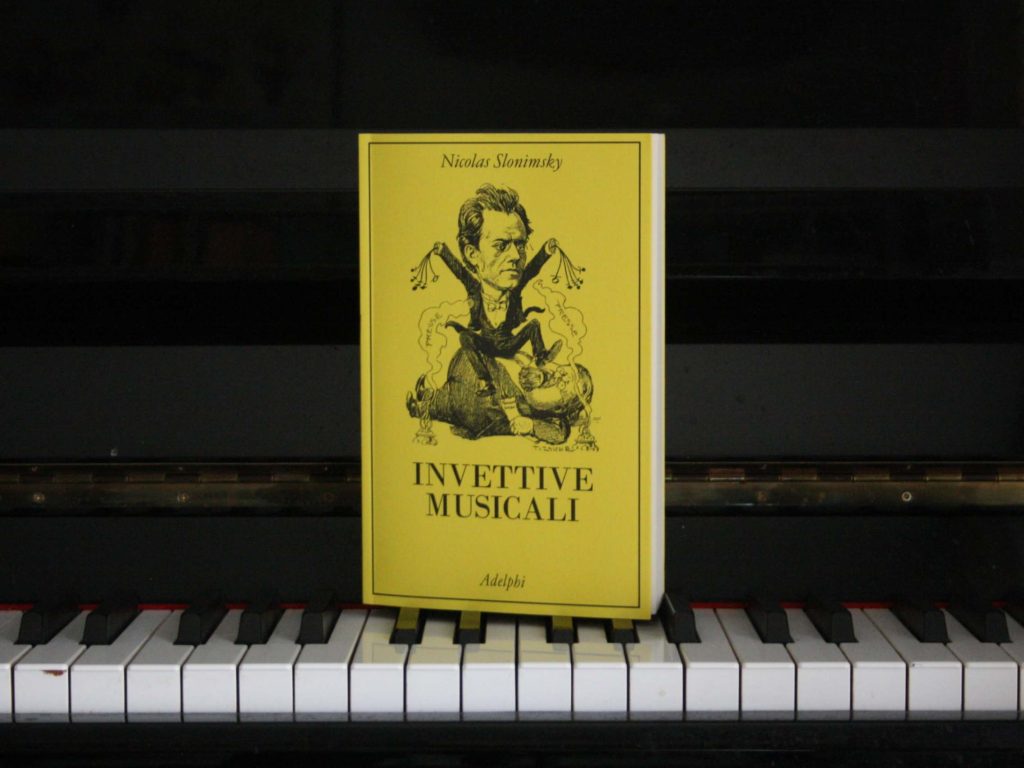la copertina del libro su un pianoforte la copertina del libro Invettive musicali di Nikolas Slonimsky, a cura di Carlo Boccadoro, edito da Adelphi (2025) ne La collana dei casi, 158. Foto di Francesco Saverio Mongelli