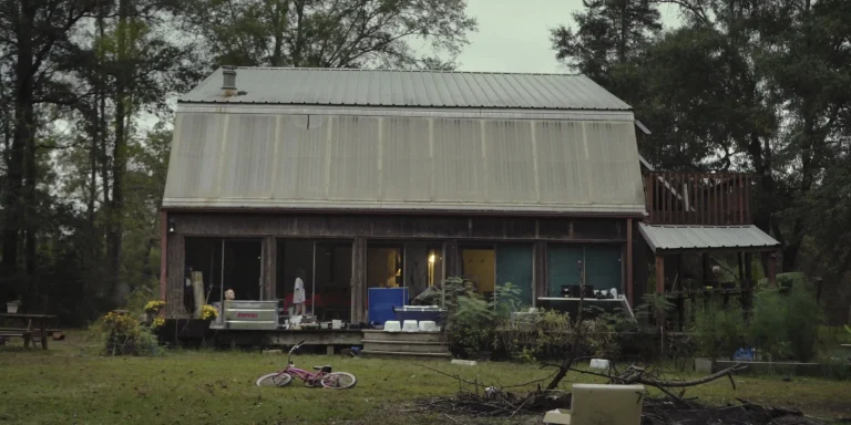 una scena da Life Beyond the Pine Curtain - L’America degli invisibili, film documentario di Giovanni Troilo