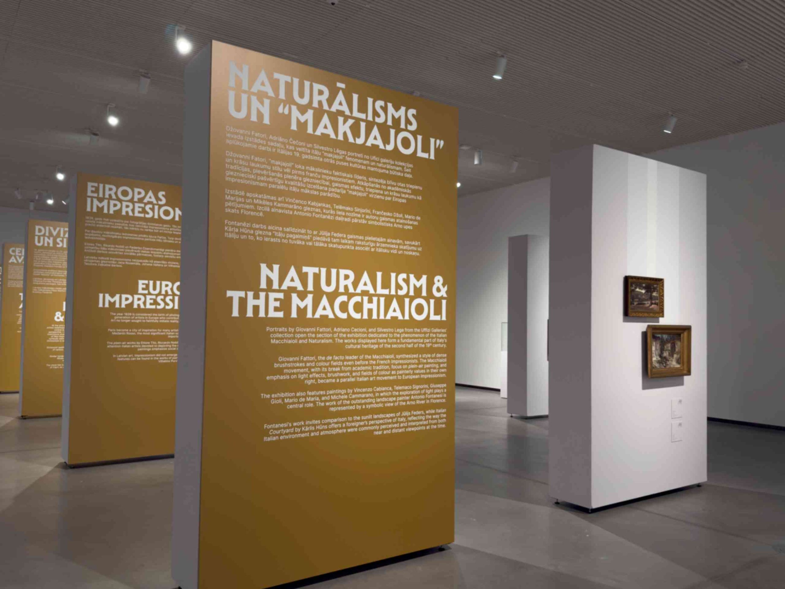una foto dagli allestimenti della mostra Light from Italy: da Fattori a Morandi - Capolavori a confronto dalle Gallerie degli Uffizi e dal Museo Nazionale d’Arte Lettone di Riga