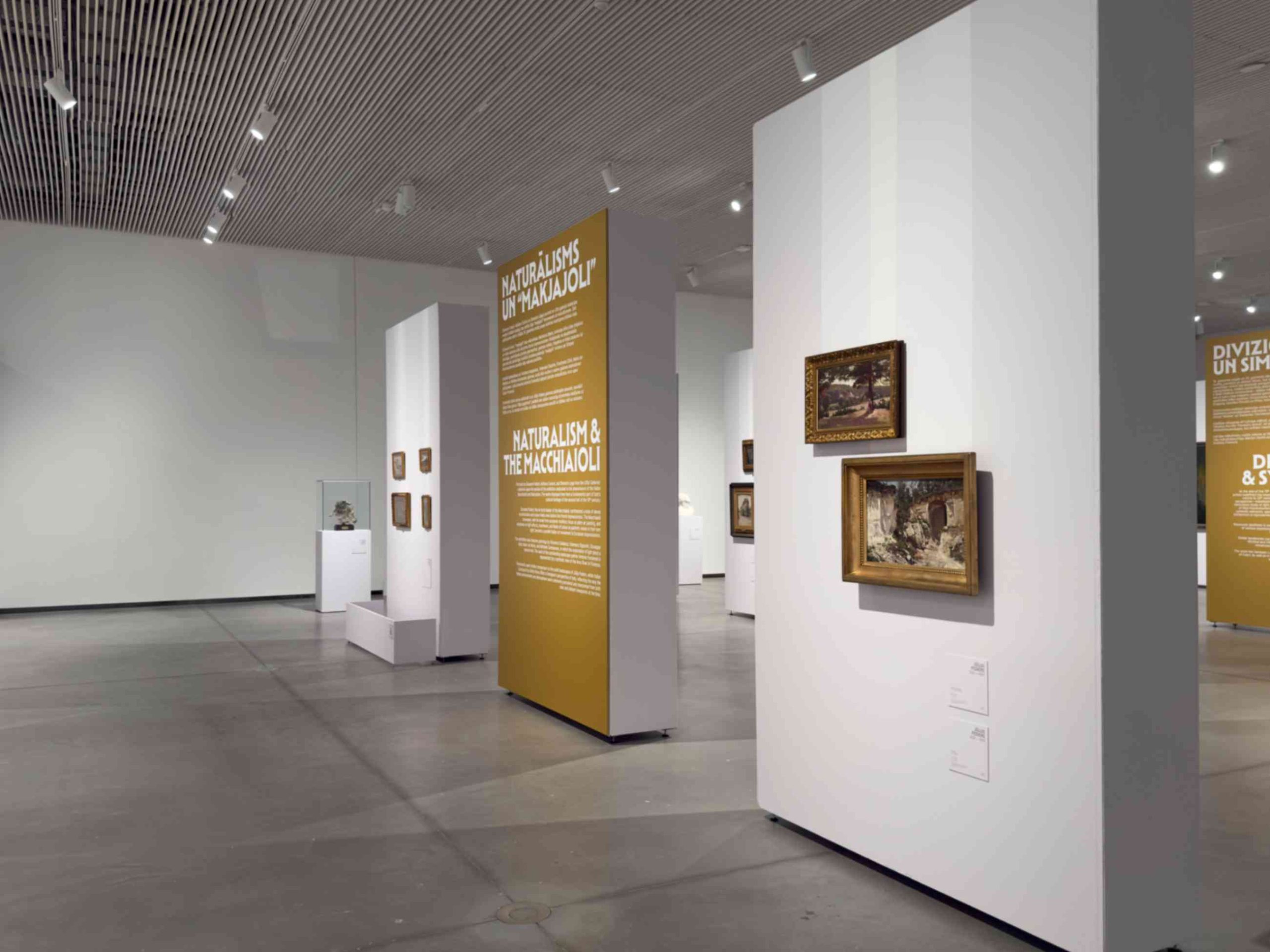 una foto dagli allestimenti della mostra Light from Italy: da Fattori a Morandi - Capolavori a confronto dalle Gallerie degli Uffizi e dal Museo Nazionale d’Arte Lettone di Riga