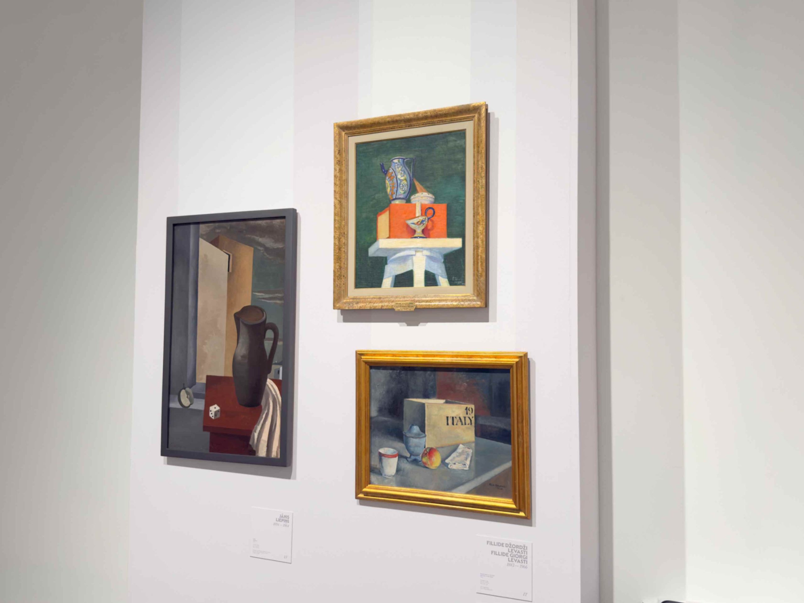 una foto dagli allestimenti della mostra Light from Italy: da Fattori a Morandi - Capolavori a confronto dalle Gallerie degli Uffizi e dal Museo Nazionale d’Arte Lettone di Riga