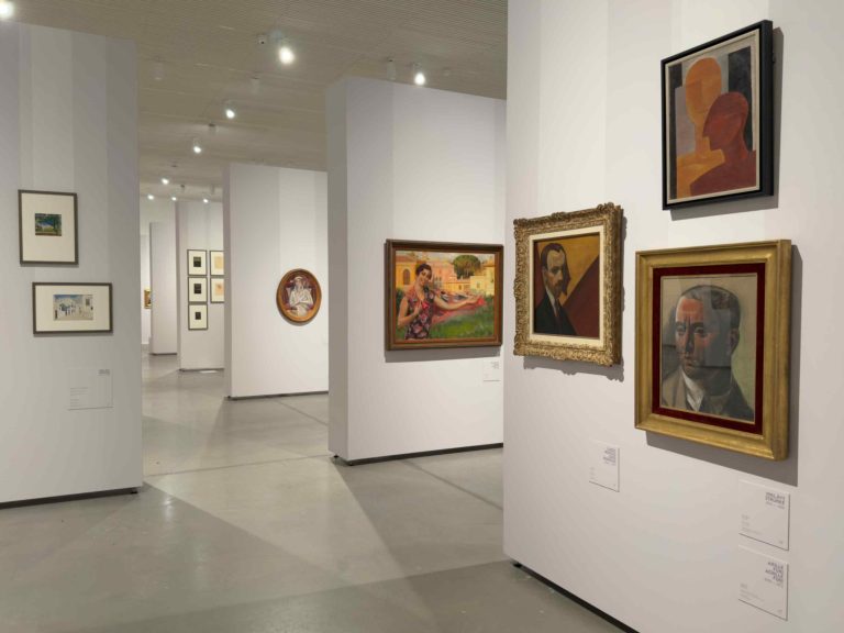 una foto dagli allestimenti della mostra Light from Italy: da Fattori a Morandi - Capolavori a confronto dalle Gallerie degli Uffizi e dal Museo Nazionale d’Arte Lettone di Riga