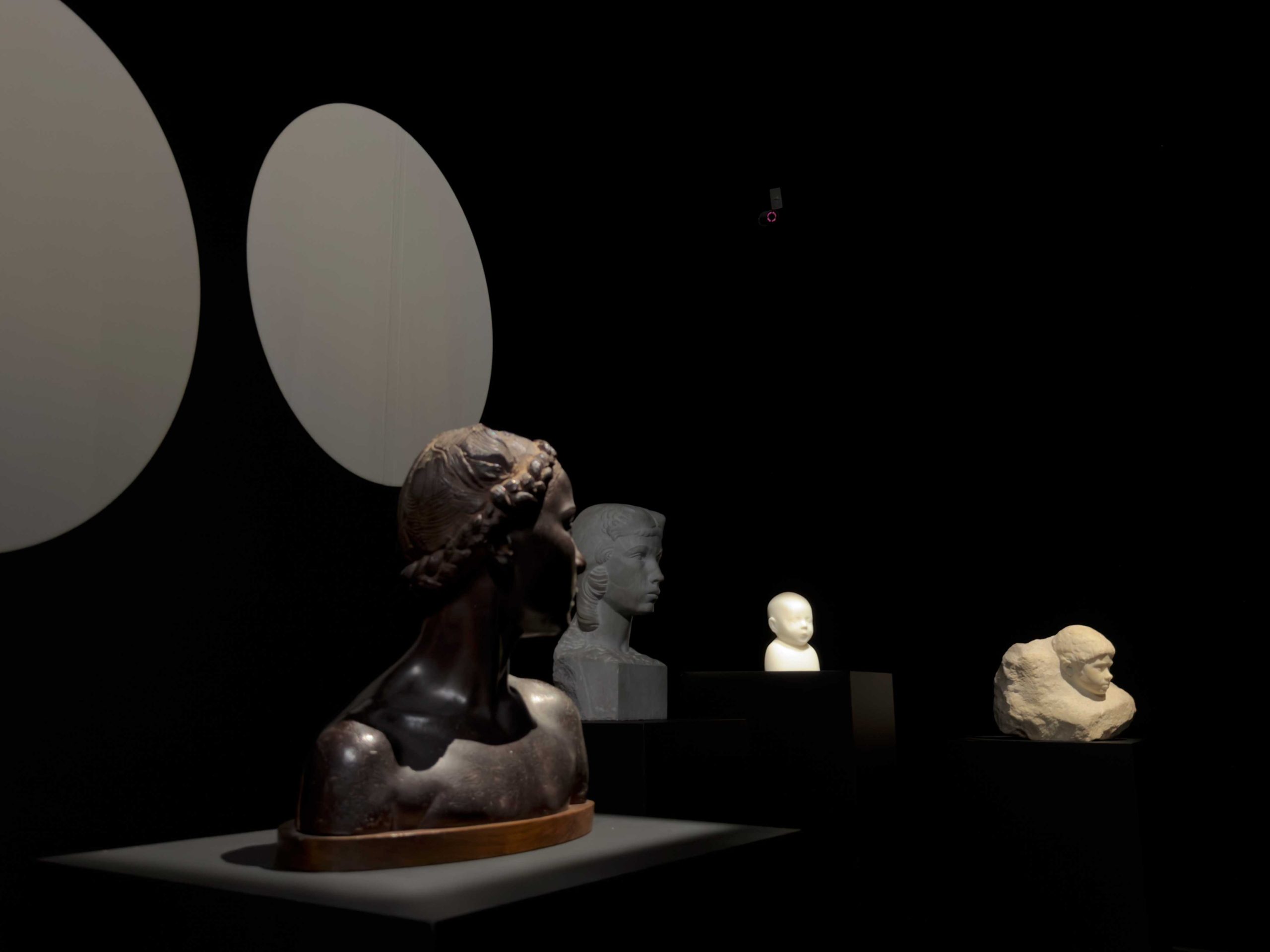 una foto dagli allestimenti della mostra Light from Italy: da Fattori a Morandi - Capolavori a confronto dalle Gallerie degli Uffizi e dal Museo Nazionale d’Arte Lettone di Riga