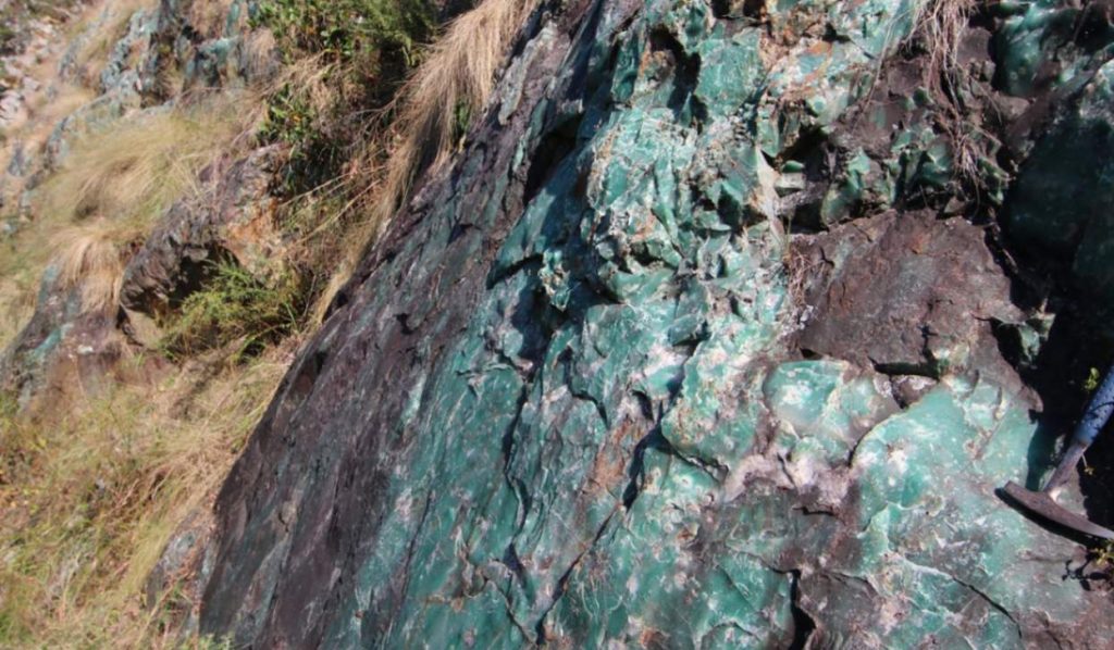 Natural outcrop of green chalcedony in the Mgwayiza Valley, Eswatini. Photo Credits: Gregor Bader Natürlicher Aufschluss von grünem Chalzedon im Mgwayiza-Tal, Eswatini. Foto: Gregor Bader