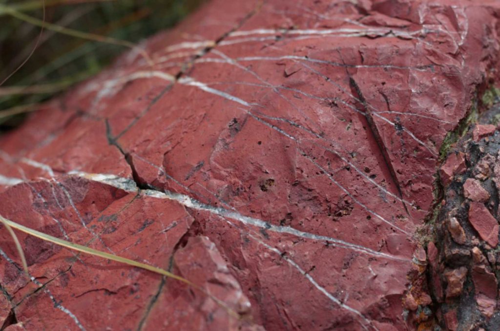 Natural outcrop of red jasper in the Mgwayiza Valley, Eswatini. Photo Credits: Mbongeni Dlamini Natürlicher Aufschluss von rotem Jaspis im Mgwayiza-Tal, Eswatini. Foto: Mbongeni Dlamini