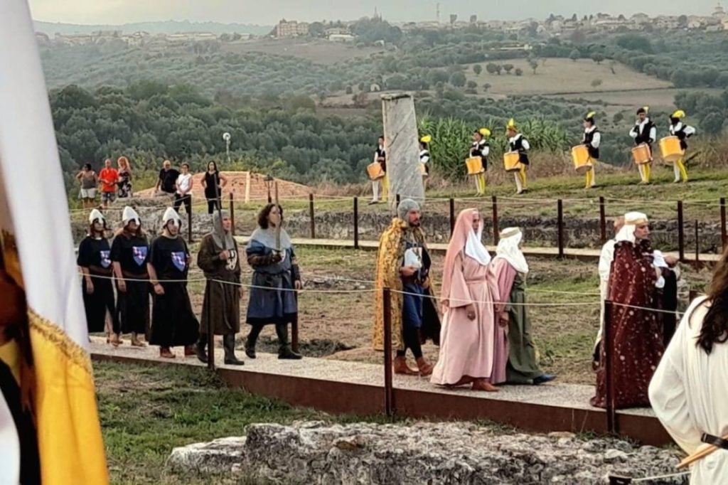 la rievocazione storica “La Corte di Ruggero I d’Altavilla” al Parco Archeologico medievale di Mileto antica per l'Open Day del 24 luglio 2025