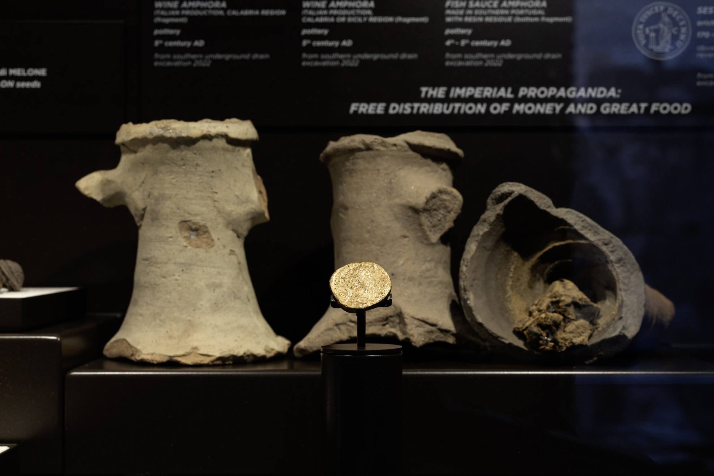 Sotterranei del Colosseo: reperti ceramici e oricalco. Crediti per la foto: Simona Murrone, Parco archeologico del Colosseo