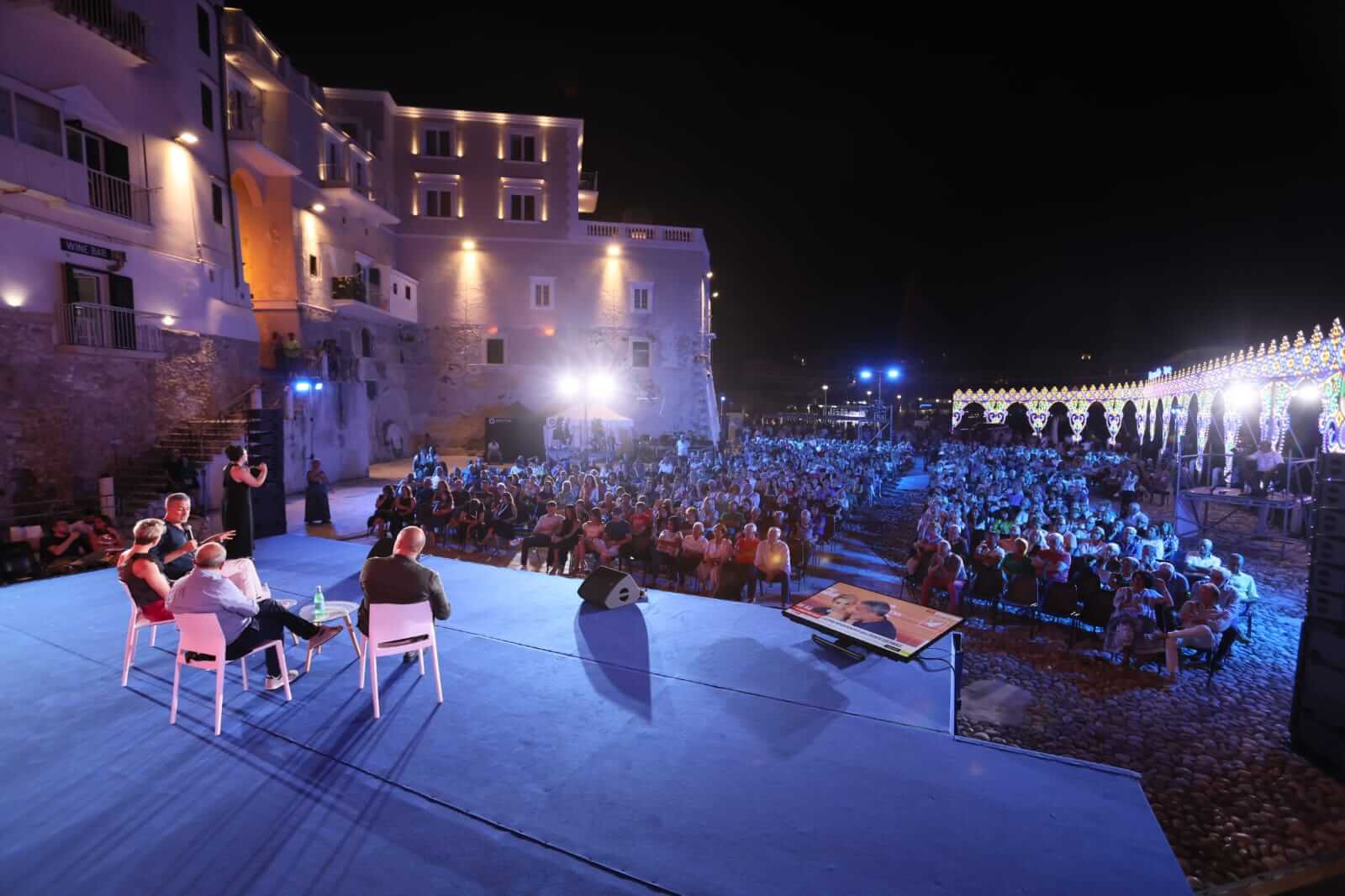 il palco della quinta e ultima giornata a Vieste, il 25 luglio 2025, per la XXIV edizione del Festival Il Libro Possibile