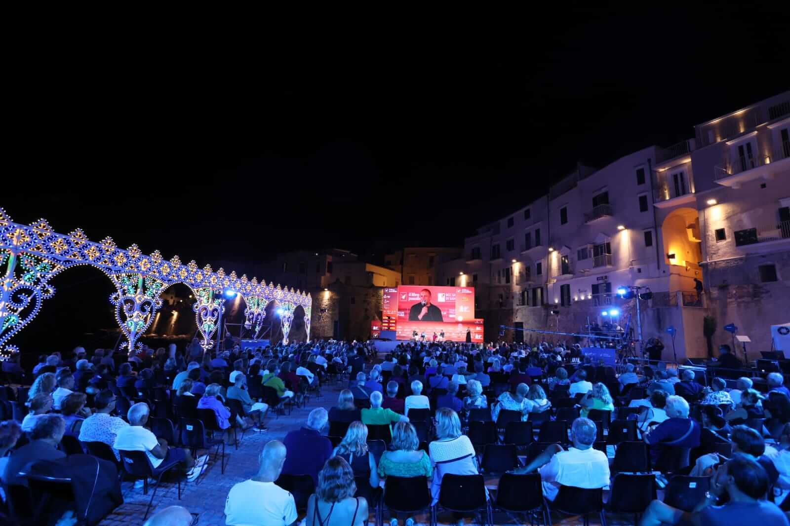 la folla alla quinta e ultima giornata a Vieste, il 25 luglio 2025, per la XXIV edizione del Festival Il Libro Possibile