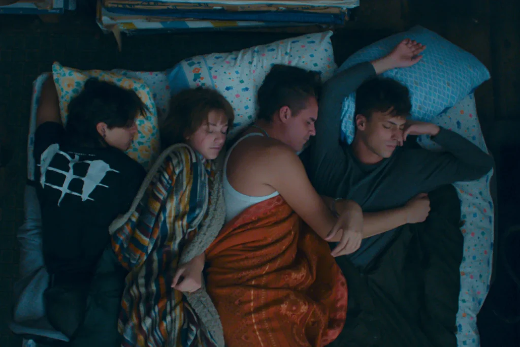Giacomo Covi, Stella Wendick, Samuel Volturno, Pietro Giustolisi in una scena di Un anno di scuola, film di Laura Samani