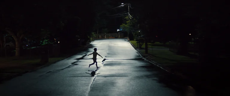 una scena dal film Weapons, per la regia di Zach Cregger