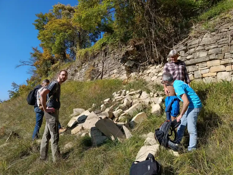 Il team di ricerca di HILSS durante la ricognizione sul terreno. Nell’immagine uno dei terrazzamenti storici parzialmente collassato in seguito all’abbandono d’uso. Crediti per la foto: Università Statale di Milano origine medievale dei terrazzamenti agricoli dell’Appennino settentrionale