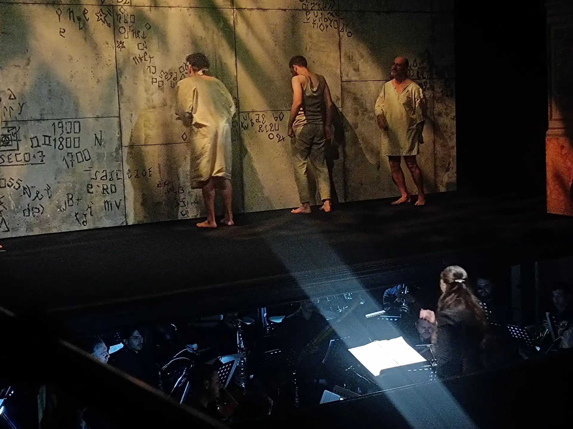una scena da Nanof, l'altro, opera che apre la 79ª Stagione Lirica Sperimentale di Spoleto e dell'Umbria