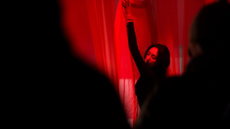 una scena dal film A Dance in Vain, per la regia di Lee Hong-chi