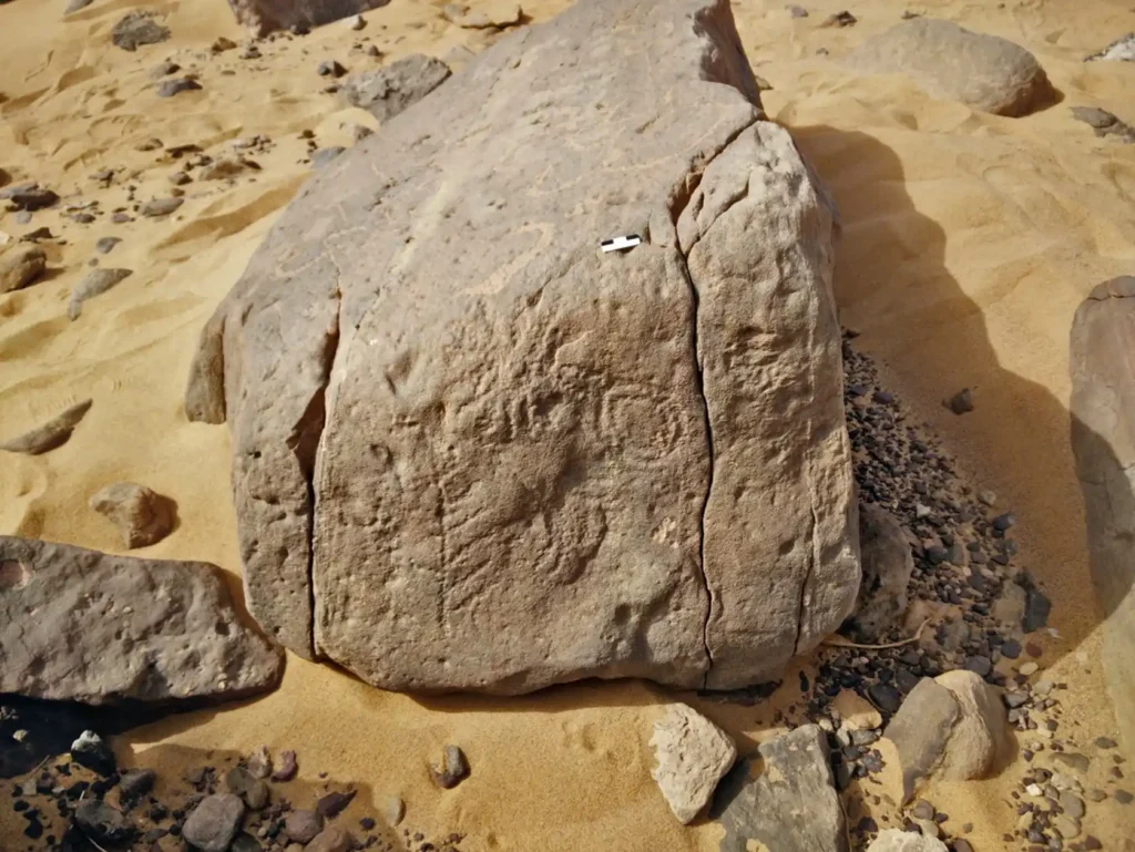 Monumentalisiertes Ortsnamensschild aus dem Wadi el Malik: Auf der Oberseite ist die Inschrift des Königs „Stier“. Auf der Vorderseite das Ortsnamensschild (bestehend aus vier Zeichen). Foto: Ludwig Morenz
