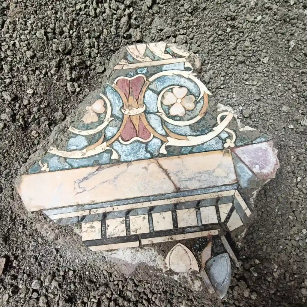 una decorazione da Pompei, rioccupata dopo l'eruzione del 79 d.C.  tracce di frequentazione sino al tardoantico