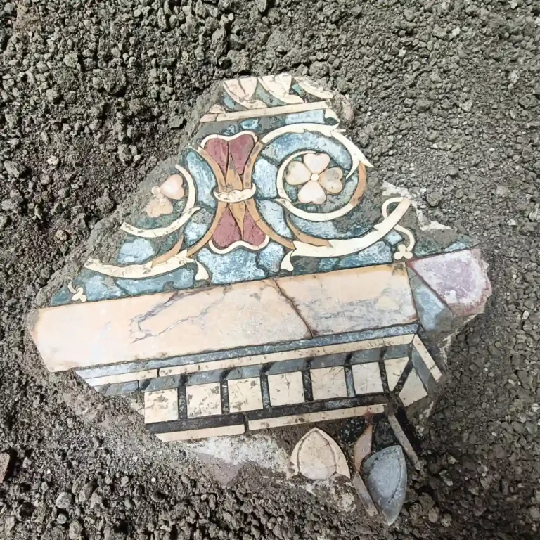 una decorazione da Pompei, rioccupata dopo l'eruzione del 79 d.C.  tracce di frequentazione sino al tardoantico
