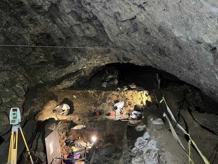 Students during excavations inside Trou Al'Wesse. Photo Credits: University of Liège, V. Rots Photo du chantier de fouilles et de l'équipe sur place