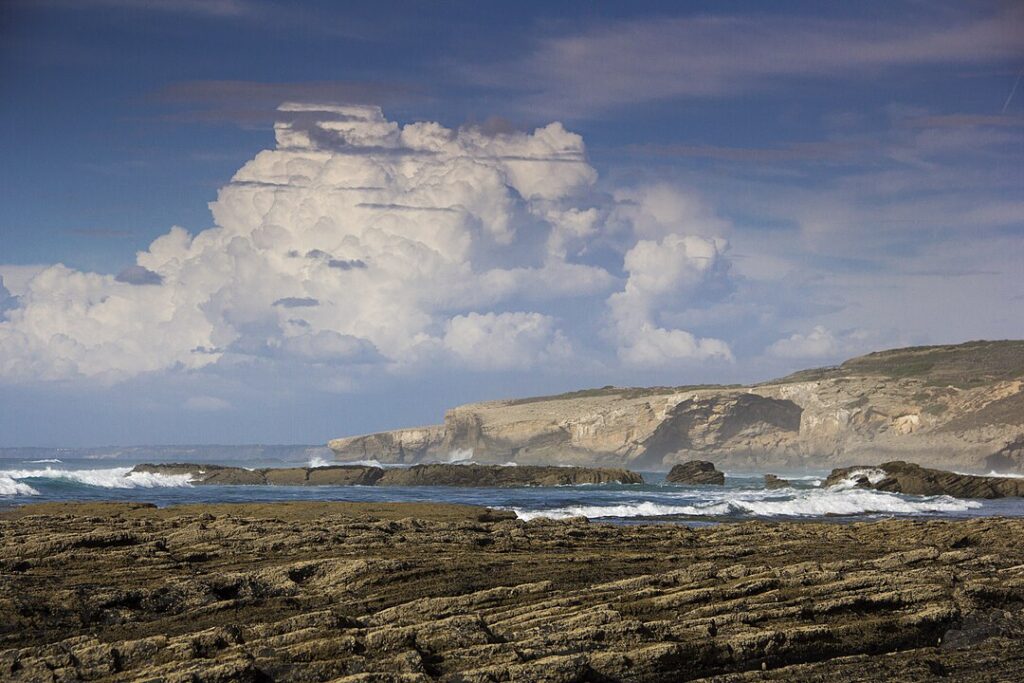 ¿Por qué los neandertales iban a la playa? Praia do Monte Clérigo. Foto de Rui Glória, CC BY-SA 4.0