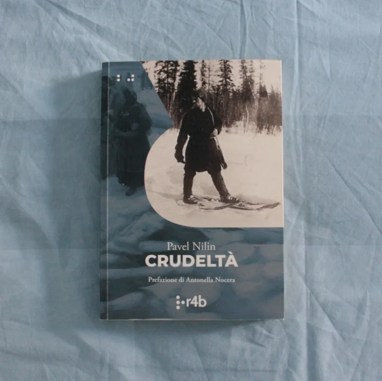 Crudeltà, di Pavel Nilin: caccia al bandito nella Siberia degli anni venti la copertina del romanzo Crudeltà, di Pavel Nilin, nella nuova edizione readerforblind (2025). Foto di Francesco Saverio Mongelli