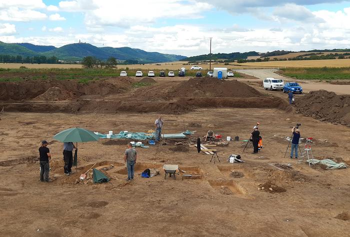 Excavation in 2020 at the pre-Slavic cemetery of Brücken, Mansfeld-Südharz District (Saxony-Anhalt). Photo Credits: © Landesmuseum für Vorgeschichte Ausgrabung im Jahre 2020 auf dem Gräberfeld von Brücken, Landkreis Mansfeld-Südharz (Sachsen-Anhalt) © Landesamt für Denkmalpflege und Archäologie Sachsen-Anhalt Slawische Wanderungen prägten die Genetik Mittel- und Osteuropas