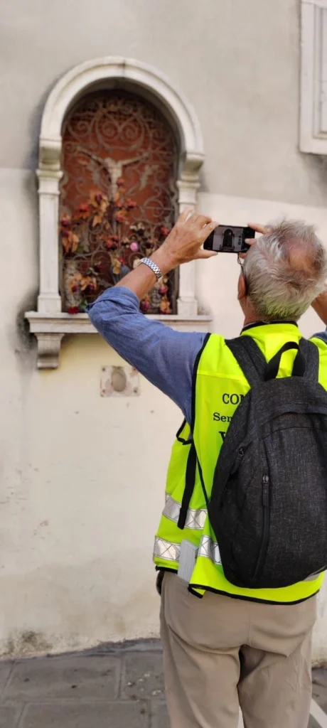volontari durante il censimento dei beni a Cannaregio