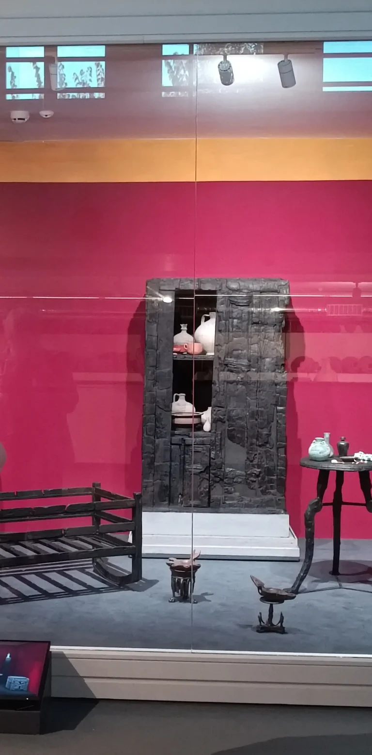 Il ritorno della credenza di Ercolano: un viaggio nel tempo tra legno e memoria la credenza di Ercolano oggi