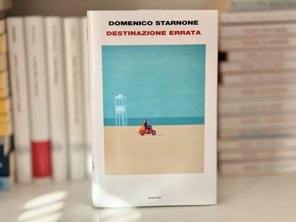 la copertina del romanzo Destinazione errata, di Domenico Starnone, pubblicato da Giulio Einaudi Editore (2025) nella collana Supercoralli