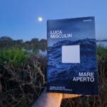 la copertina del volume Mare aperto – Storia umana del Mediterraneo centrale, di Luca Misculin, pubblicato da Giulio Einaudi Editore (2025) nella collana i Maverick