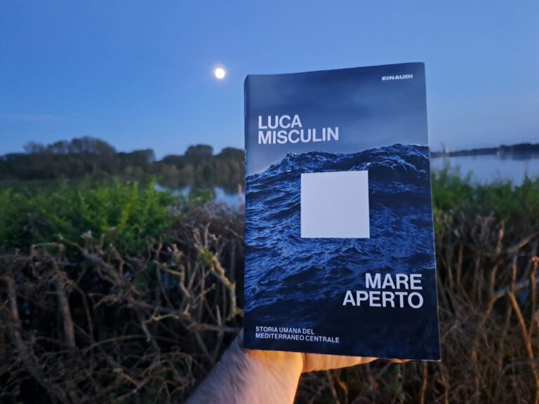 la copertina del volume Mare aperto – Storia umana del Mediterraneo centrale, di Luca Misculin, pubblicato da Giulio Einaudi Editore (2025) nella collana i Maverick