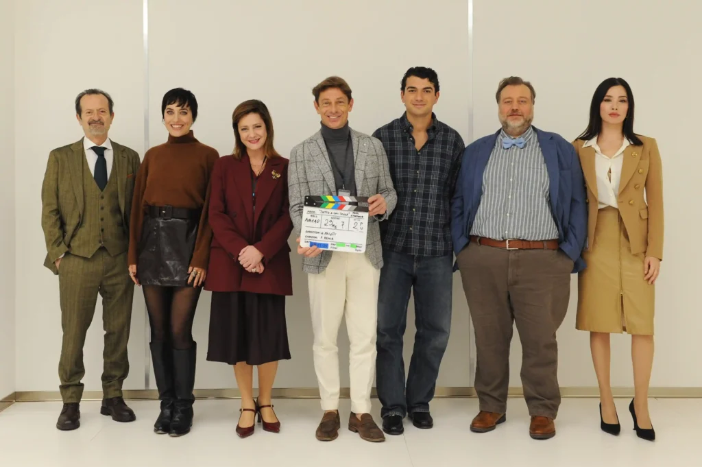 il cast del film Sotto a chi tocca: da sinistra Rocco Papaleo, Linda Messerklinger, Giovanna Mezzogiorno, Giorgio Pasotti, Giacomo Giorgio, Stefano Fresi, Claudia Tosoni
