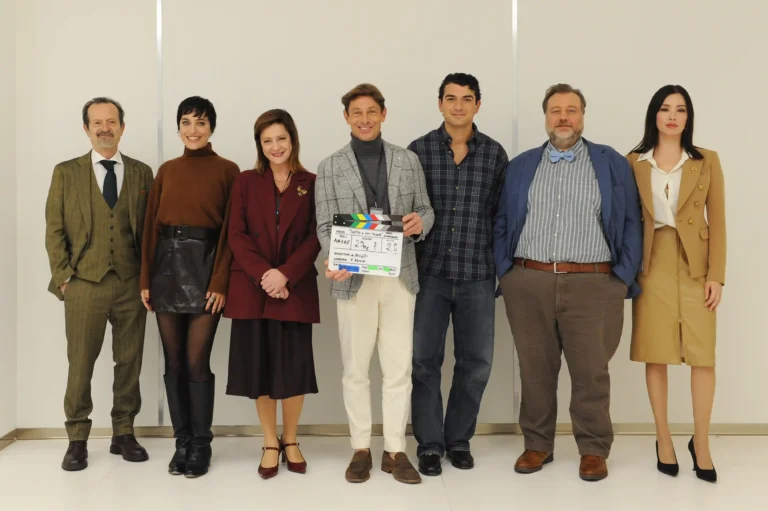Sotto a chi tocca, film di Giorgio Pasotti il cast del film Sotto a chi tocca: da sinistra Rocco Papaleo, Linda Messerklinger, Giovanna Mezzogiorno, Giorgio Pasotti, Giacomo Giorgio, Stefano Fresi, Claudia Tosoni