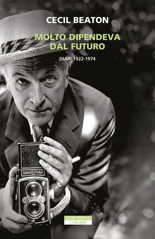 la cover della selezione Molto dipendeva dal futuro. Diari 1922-1974 di Cecil Beaton, edito da Neri Pozza (2025) con la traduzione di Laura Grandi, nella collana I Colibrì